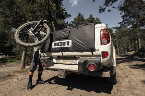 ION Pick Up Saver protection de hayon lors du transport de vélo de montagne en forêt