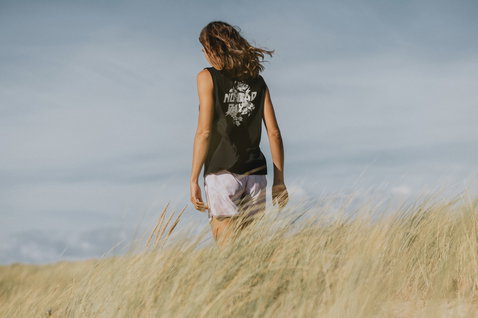 Boardshorts ION Mandiri donna in grigio chiaro durante una passeggiata sulle dune costiere