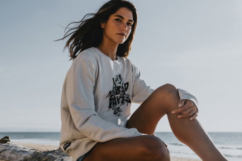ION No Bad Days Sweater für Damen in off-white mit Grafik-Print am Strand