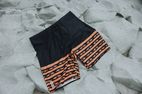 Boardshort ION Slade homme 19" en noir et orange saumon avec imprimé sur le bas