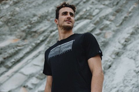 ION Bike Vibes SS Herren T-Shirt in schwarz mit Chest-Print an felsiger Outdoor-Kulisse