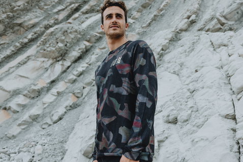 ION Bike Allover Sweater Herren Langarmshirt in dunkelgrau mit Camouflage-Print beim Outdoor-Shooting