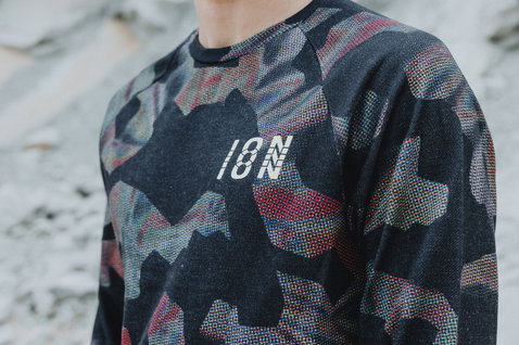 ION Bike Sweater Allover Herren Langarm-Trikot mit Camo-Print beim Mountainbiken im Freien