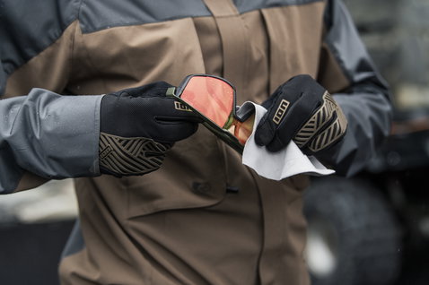Veste de cyclisme ION Shelter 3L Hybrid en marron et gris lors d'une sortie VTT sous la pluie
