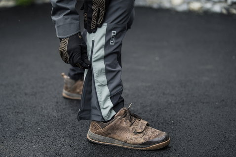 ION Shelter 4W Softshell men's cycling pants in dark charcoal during mountain biking on wet trail