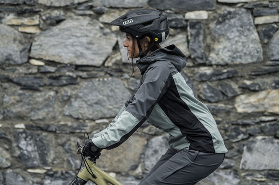 ION_Bike_Jacket-Shelter-3L-women_Action-Shots_4