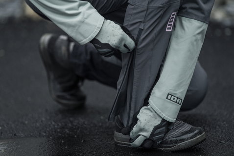 ION Bike Shelter 4W Softshell women's cycling pants in dark charcoal and sage green during mountain biking in wet conditions