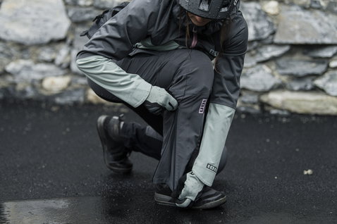 ION Shelter 4W Softshell women's cycling pants in black and sage green during mountain biking in the rain