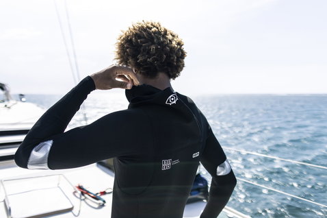 ION Seek Core 2/2mm Frontzip Langarm-Shorty in schwarz beim Wassersport auf dem offenen Meer