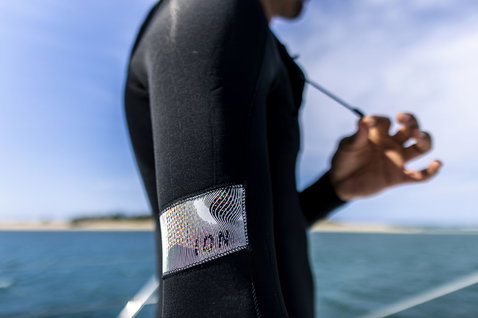 ION Seek Core 2/2 mm Langarm-Shorty Frontzip-Neoprenanzug in schwarz, Ärmeldetail beim Kitesurfen