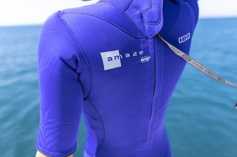 ION Amaze Core 2/2 mm Backzip-Shorty in kobaltblau beim Wassersport auf dem Meer