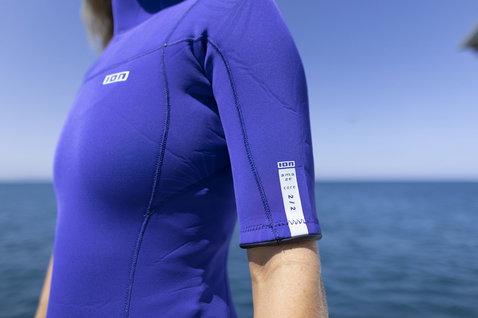 ION Amaze Core 2/2 mm Backzip-Shorty in kobaltblau beim Wassersport am Meer