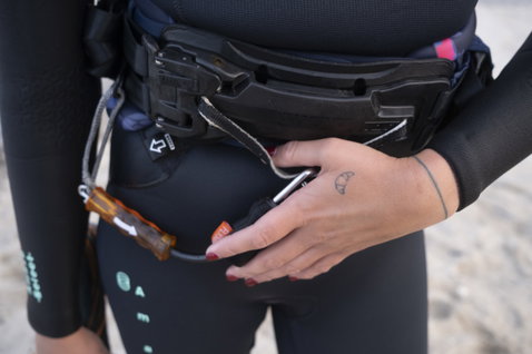 ION Nova waist harness in black with Spectre Bar and Kite_Knife Multitool during kitesurfing