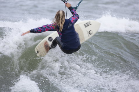 ION Neo Hoody Lite femme sweat néoprène en bleu marine foncé à imprimé rose lors du kitesurf en mer