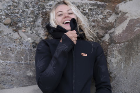 ION Neo Shelter Jacket Amp veste néoprène femme en noir portée sur la côte