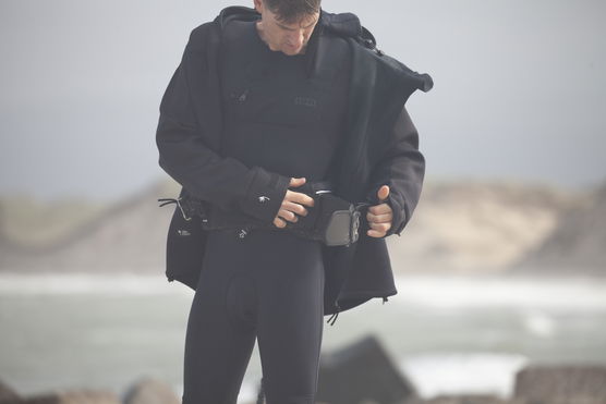 ION_Water_Neo-Shelter-Jacket-Amp-men_Action-Shots_3