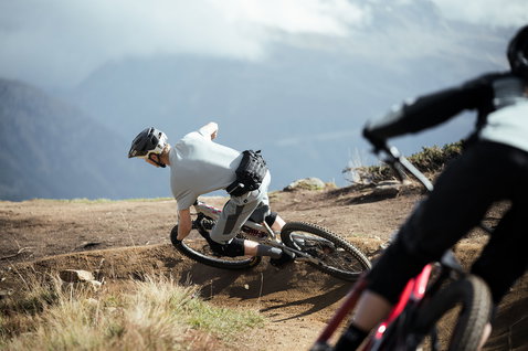 ION Traze Amp AFT Radshorts in dunkelgrau beim Mountainbiken auf einem Bergtrail