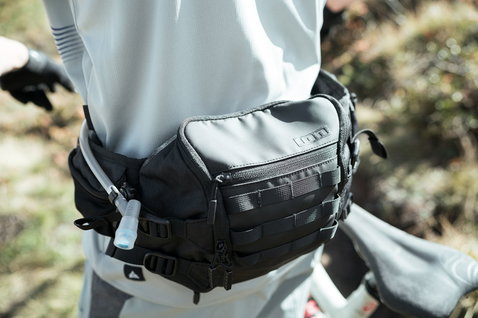 ION Traze Plus 3 sac banane en noir lors d'une sortie VTT sur un sentier