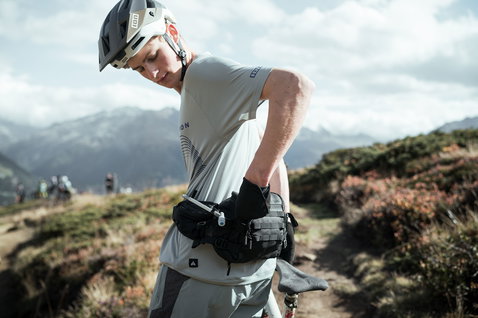 Sac banane ION Traze Plus 3 en noir lors d'une sortie VTT sur un sentier alpin