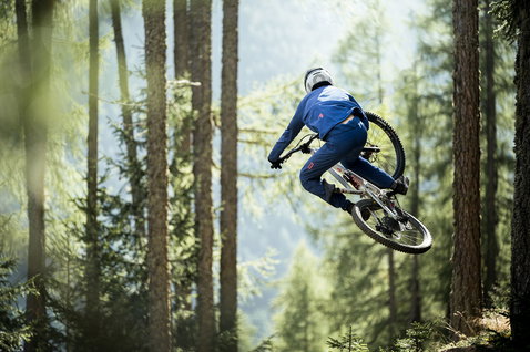 ION Scrub cycling pants in navy during downhill mountain biking in a forest