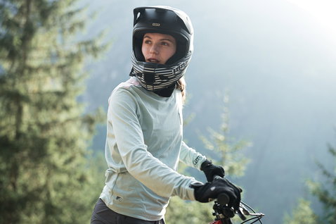 ION Seek Amp LS women's cycling jersey in mint during mountain biking on a mountain trail