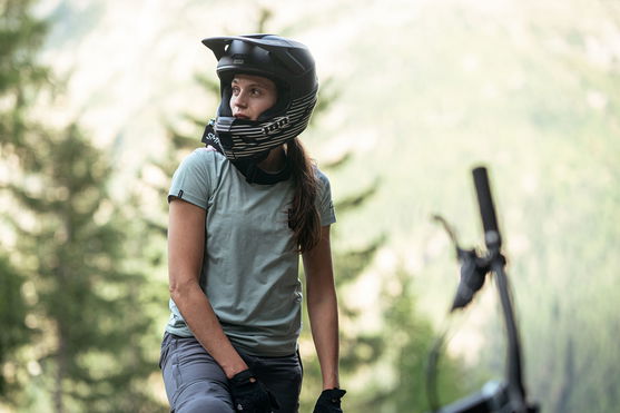 ION_Bike_Jersey-Seek-Amp-SS-women_Action-Shots_2