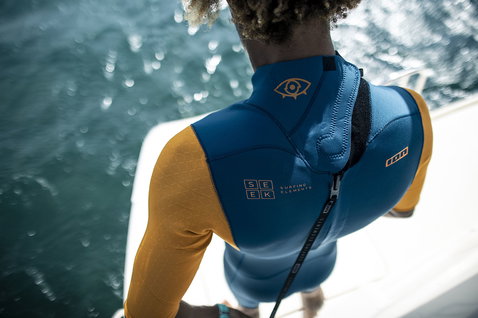 ION Seek Core 2/2mm Backzip Shorty Neoprenanzug in teal und senfgelb beim Wassersport