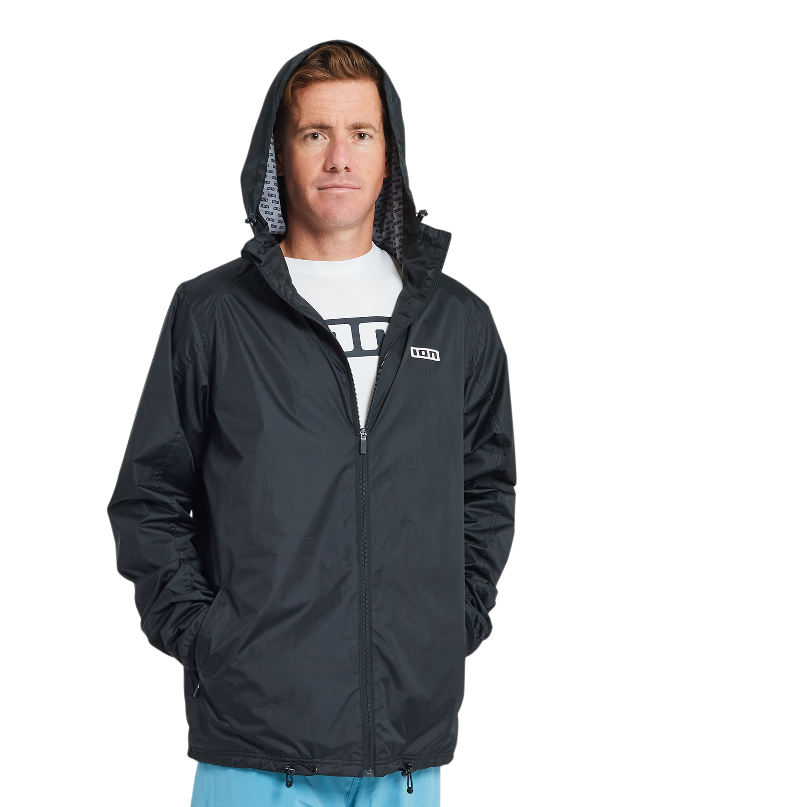 ION Logo Rain Regenjacke unisex in charcoal schwarz mit Kapuze, getragen von einem männlichen Model