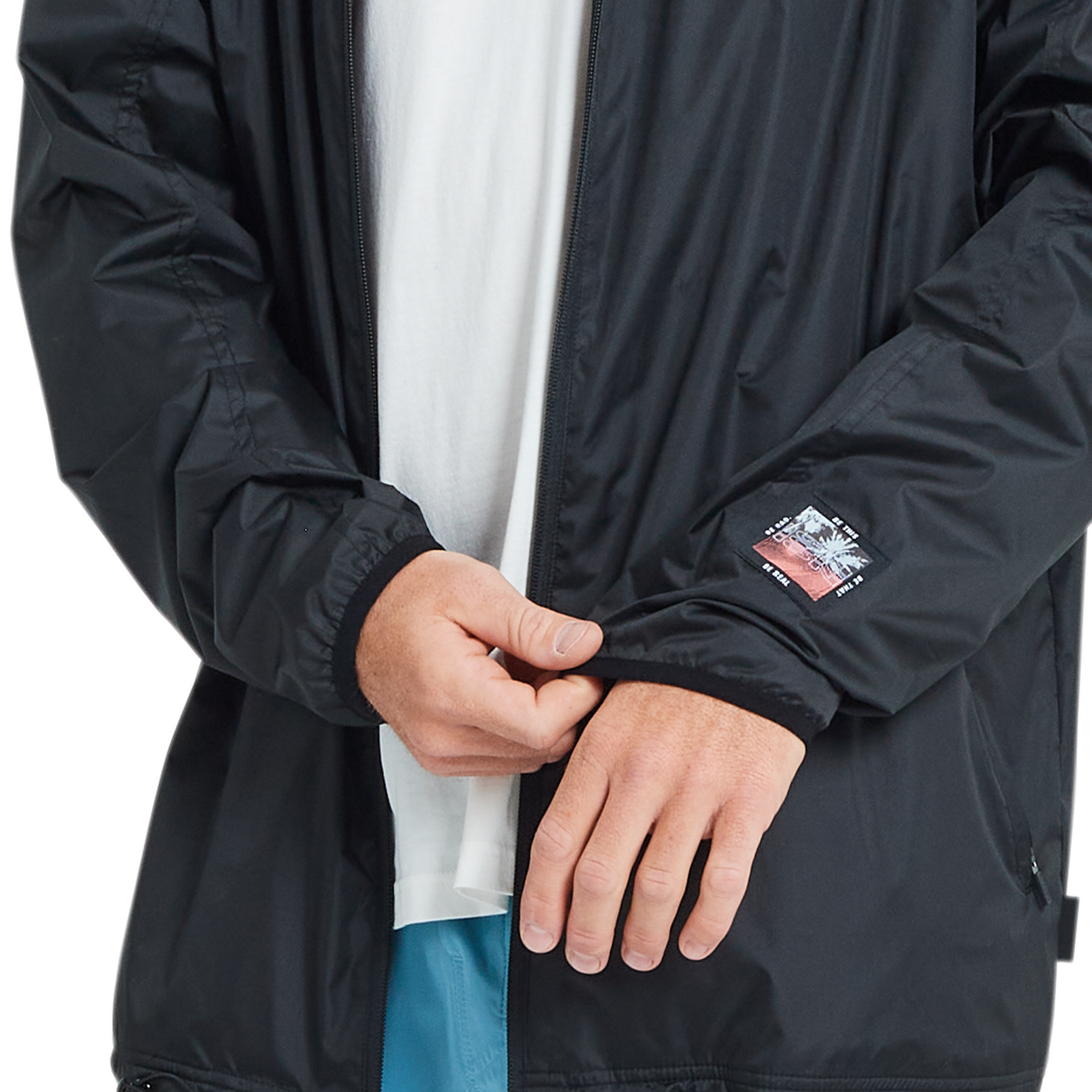 ION Logo Rain Regenjacke unisex in schwarz, Detailansicht Reißverschluss und Ärmelabschluss