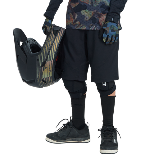 ION_Bike_Shorts-Scrub-Amp-youth_Model-Pictures_2