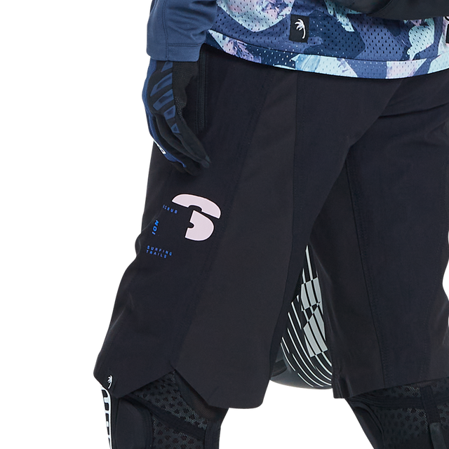 ION_Bike_Shorts-Scrub-Amp-BAT-women_Model-Pictures_3