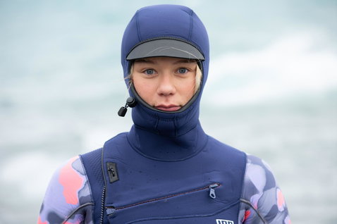 ION Amaze Amp 6/5 mm Kapuzen-Neoprenanzug mit Frontzip beim Wassersport im Meer in marineblau