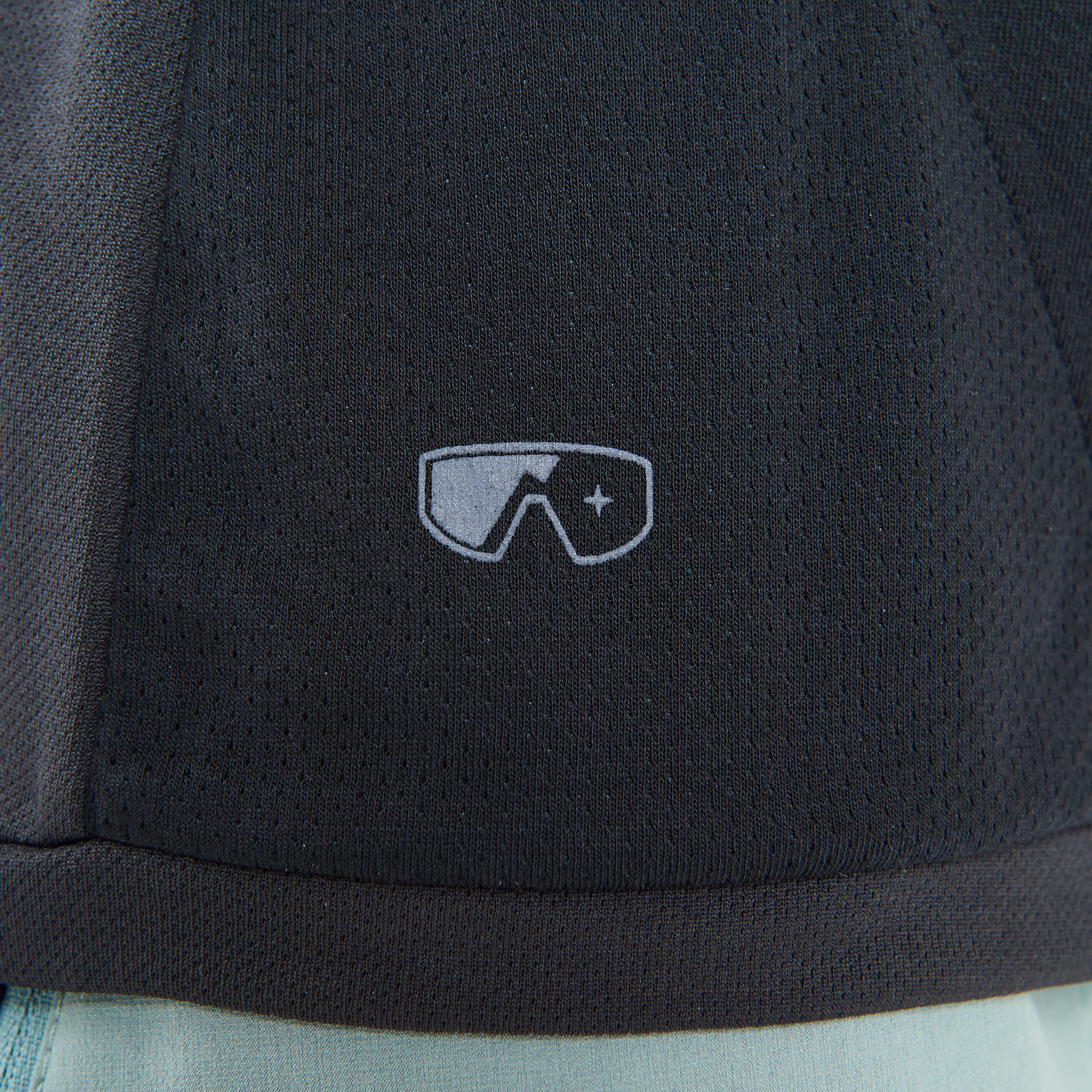 ION Bike Scrub Amp Kurzarm-Radtrikot Damen in charcoal schwarz, Detail Mesh-Panel mit Brillenwischer