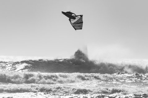 ION Protection Suit combinaison 3/2mm zip frontal lors d'une session de kitesurf sur l'océan