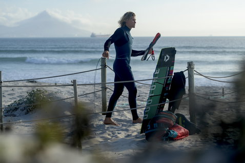 ION Seek Amp 4/3mm front-zip fullsuit in dark navy during kitesurfing at the beach