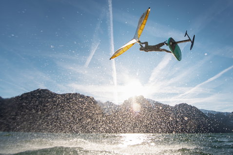 ION Seek Select combinaison néoprène 4/3mm zip frontal lors de wing foiling sur lac alpin