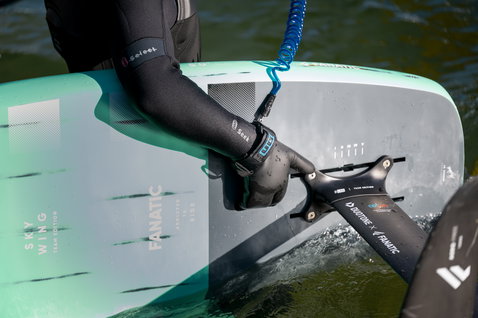 Combinaison ION Seek Select 4/3mm zip avant lors de wing foiling sur l'eau