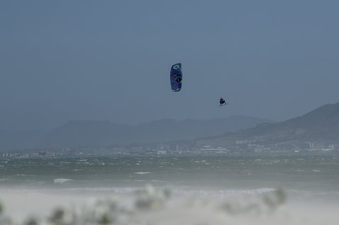 ION Seek Select 4/3mm back-zip fullsuit during kitesurfing on the ocean in windy conditions