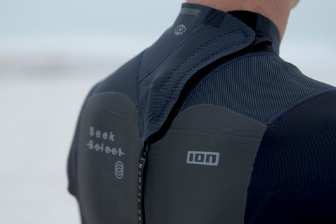 ION Seek Select 4/3mm back-zip fullsuit in dark navy – back zip detail