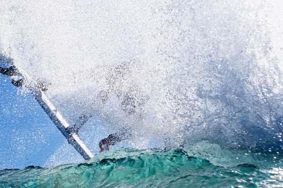 ION_Water_Element-2/2-SS-Front-Zip_Action-Shots_1