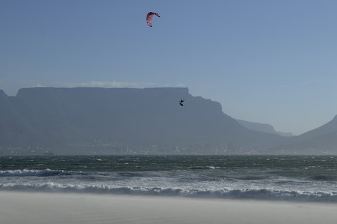 ION Element shorty 2/2mm zip avant lors d'une session de kitesurf devant la Montagne de la Table