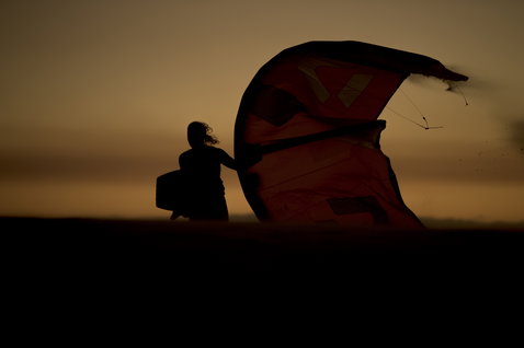 ION Element combinaison shorty néoprène 2/2mm zip dos lors d'une session kitesurf au coucher du soleil
