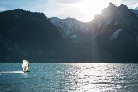 Combinaison shorty ION Element 2/2mm fermeture dorsale lors de windsurf sur un lac alpin