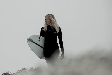 ION Amaze Core 4/3 mm Backzip Fullsuit in schwarz beim Wellenreiten an der Küste