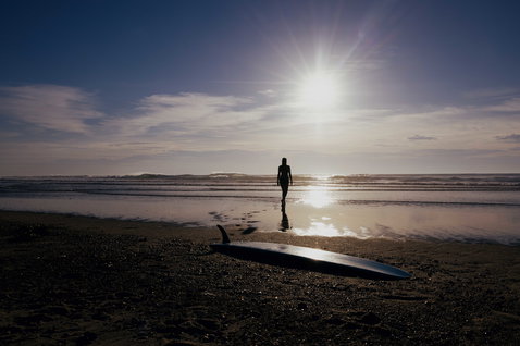 ION Amaze Shorty 2.5mm back-zip shorty wetsuit during surfing on a sunny beach