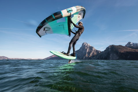 ION Rogue Hüfttrapez beim Wing Foilen auf einem Alpensee mit Bergpanorama
