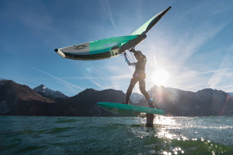ION Rogue Hüfttrapez beim Wing Foiling auf einem Bergsee mit Curv-Konstruktion