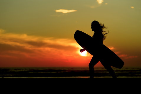 ION Vega seat harness during wave riding – silhouette on the beach at sunset
