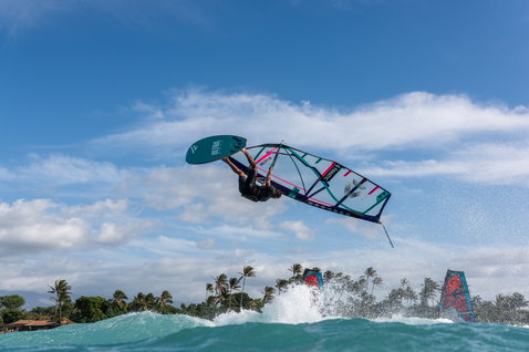 ION Seek Core 2/2 mm Back-Zip Shorty Neoprenanzug beim Windsurfen im tropischen Meer