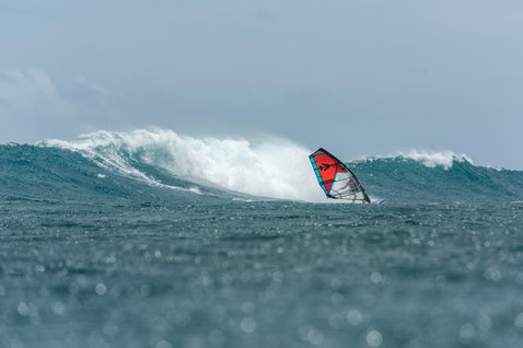 ION Jade waist harness during wave windsurfing on the ocean with Spectre Bar and flex support